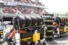 Pitlane y tribuna principal con pancarta de los fans de Alguersuari